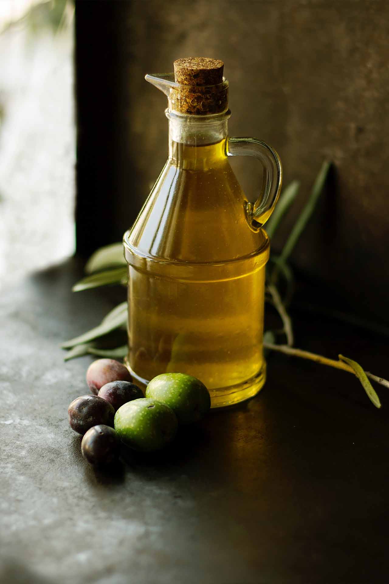 Glasflasche mit Olivenöl