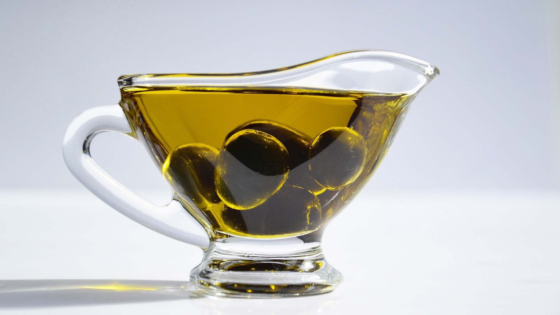 Oliven in Olivenöl in kleiner Karaffe